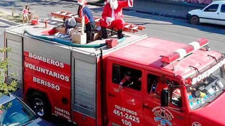 Los Bomberos de Berisso pasearon a Papa Noel