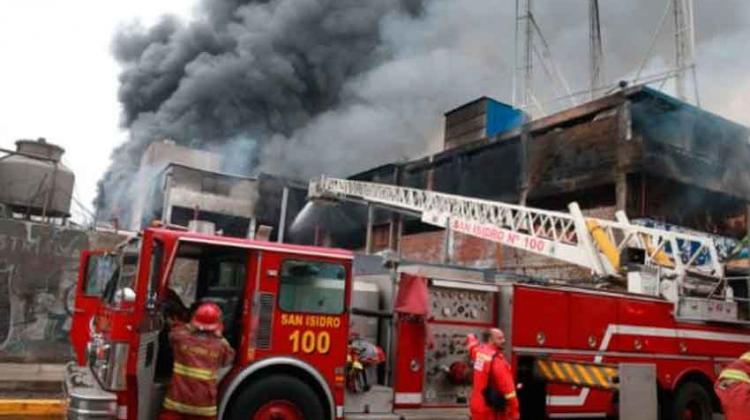 Bomberos logran controlar fuego en almacén tras 10 horas