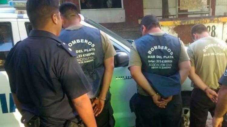 Se hacían pasar por bomberos y vendían bonos contribución