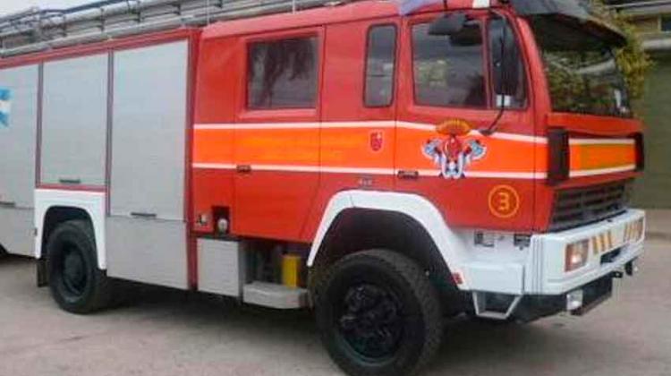 Apedrearon a un móvil de bomberos y golpearon al conductor