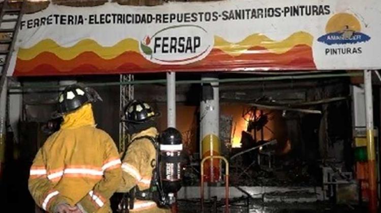 Fuego consume un local del Mercado de San Lorenzo