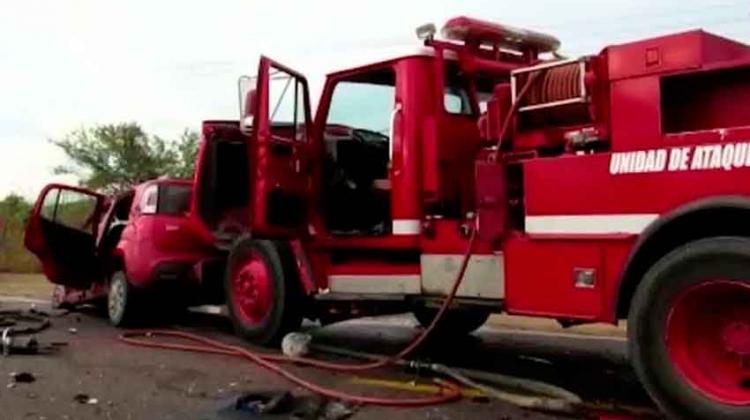 Choca camión de Bomberos contra auto, un muerto