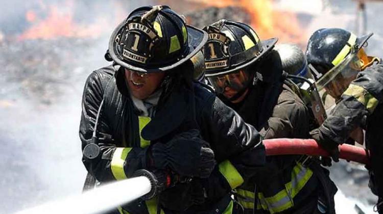 Bomberos denuncian que empresas no informan el uso de químicos