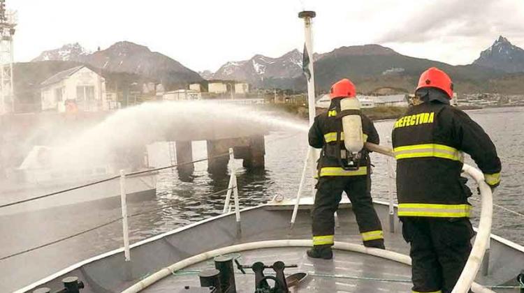 Prefectura realizó simulacro de incendio en la Bahía de Ushuaia