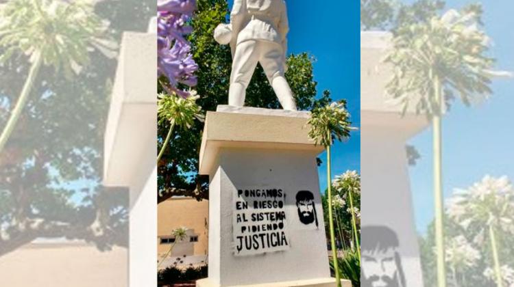 Aparecieron pintadas en el busto que homenajea a Bomberos