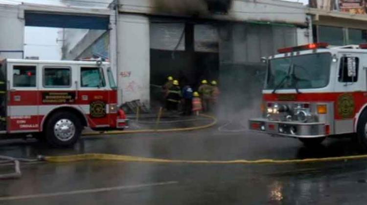 Incendio en fábrica de pinturas deja dos bomberos heridos