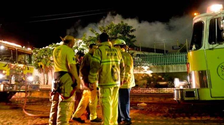 Voraz incendio consumió fábrica de ropas