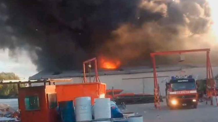 Un incendio afectó a una fábrica de lanchas