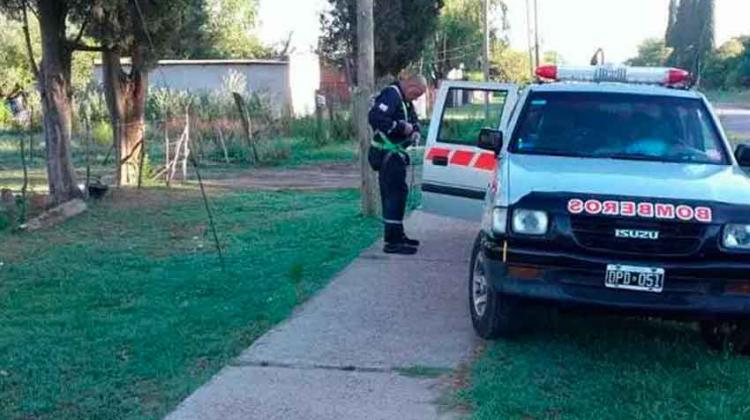 Bomberos rescató a un caballo que cayó a un pozo