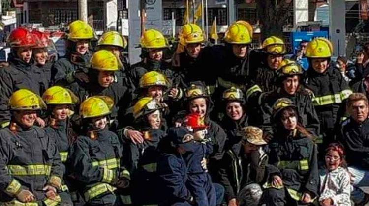 Bomberos de Esquel bailaron por juguetes