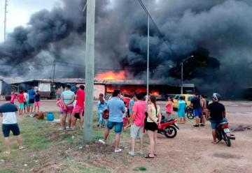 Saqueos y caos por incendio en paseo de compras en Salto