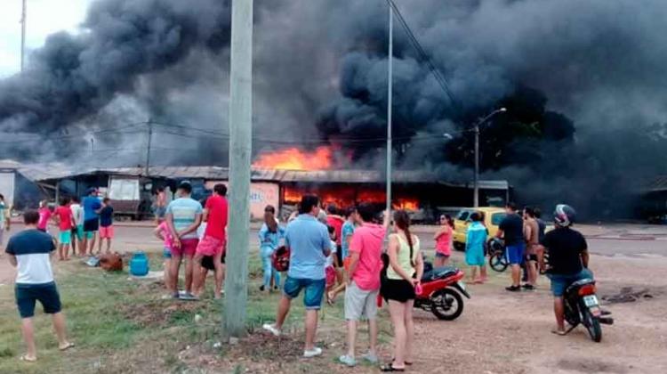 Saqueos y caos por incendio en paseo de compras en Salto