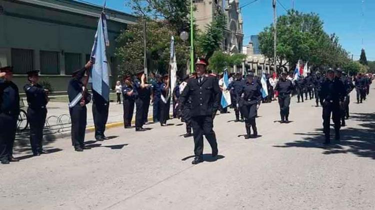 Se realizó el desfile por los 50 años de Bomberos de Castelli