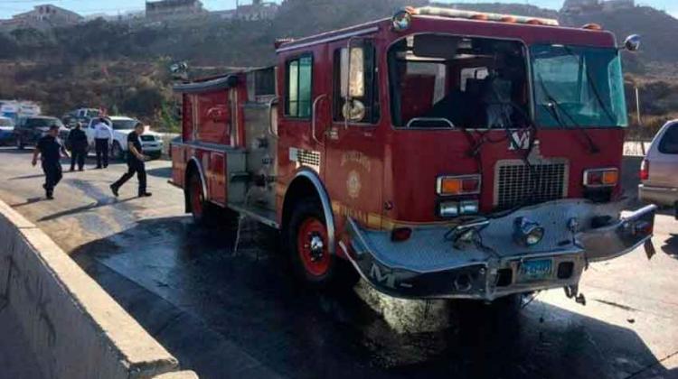 Choque de unidad de bomberos deja dos bomberos lesionados