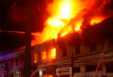 Incendio destruye 12 locales nocturnos en centro de Valparaíso
