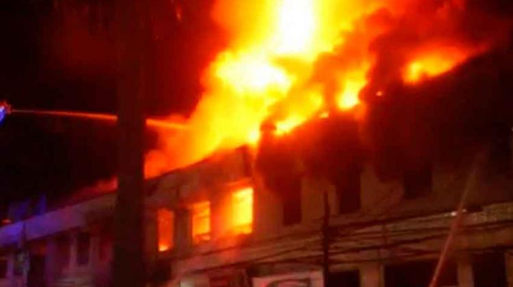 Incendio destruye 12 locales nocturnos en centro de Valparaíso