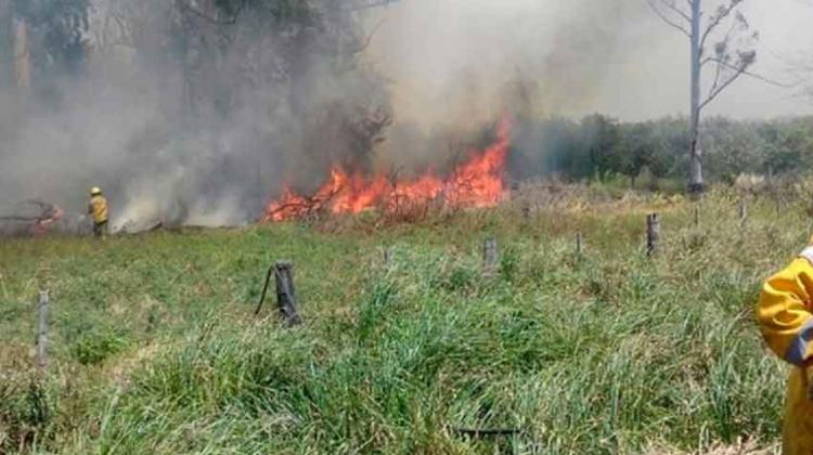 Bomberos fueron a apagar un incendio y los echaron