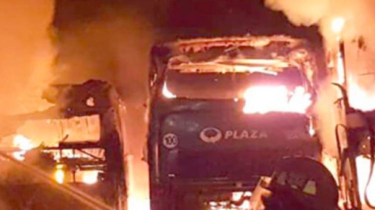 Voraz incendio en depósito de colectivos de la línea 129