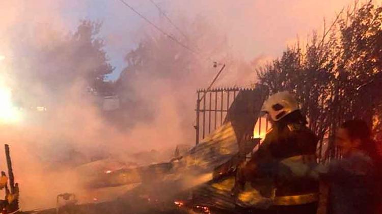 Dos bomberos lesionados y seis casas afectadas dejó un incendio