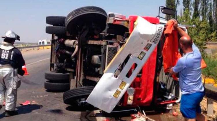Bomberos de Quinta Normal vuelcan camino a una emergencia