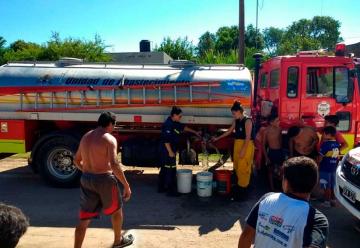 Los bomberos de Almafuerte repartieron agua