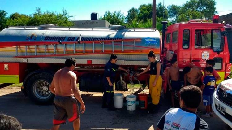 Los bomberos de Almafuerte repartieron agua