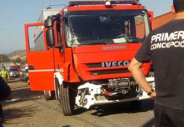 Carro Bomberos de Concepción chocó con un camión