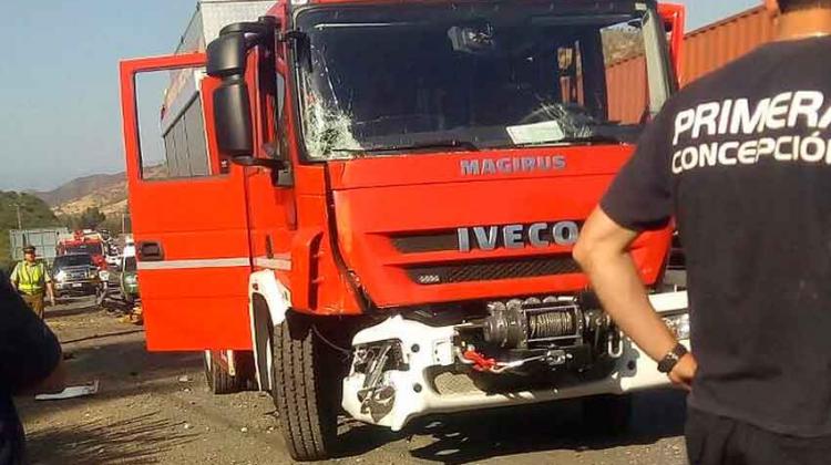 Carro Bomberos de Concepción chocó con un camión