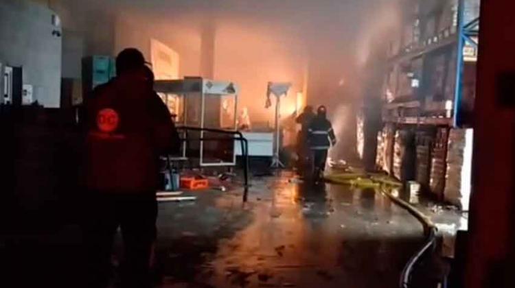 Gran incendio en una distribuidora de Longchamps