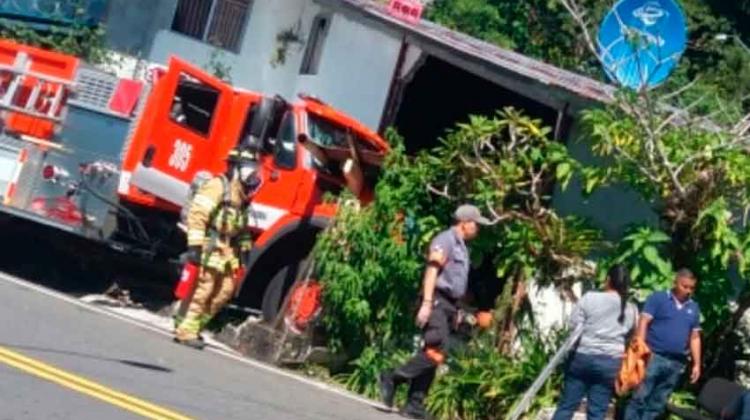 Camión de bomberos se accidenta en Chiriquí