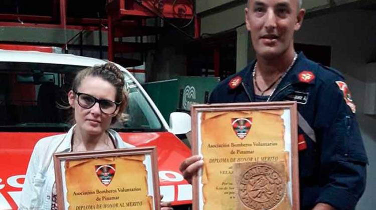 Distinguen a dos bomberos voluntarios de Pinamar