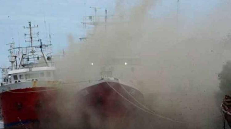 Incendio en Barco pesquero en el Puerto Rosales