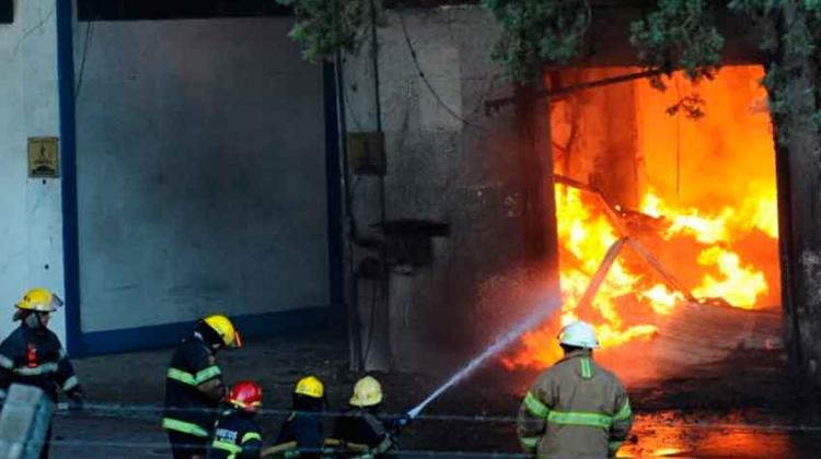 Incendio en fábrica de colchones en Pacheco