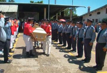 Despiden a bombero que murió en cumplimiento del deber