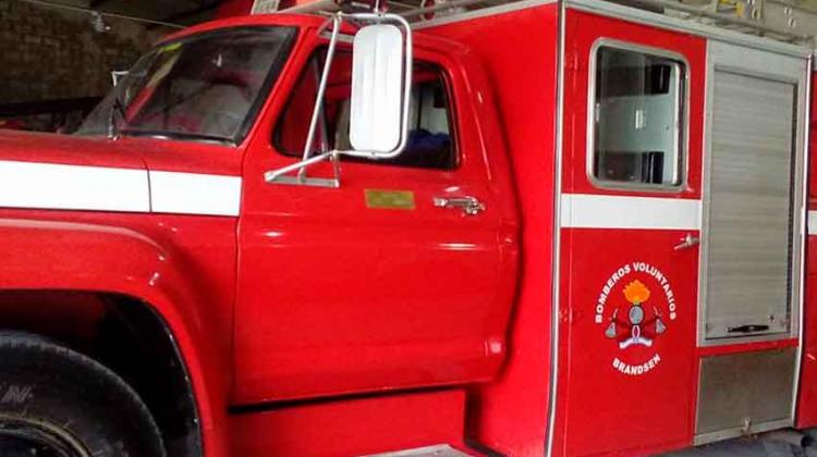 Bomberos prestó una autobomba a sus pares de Loma Verde