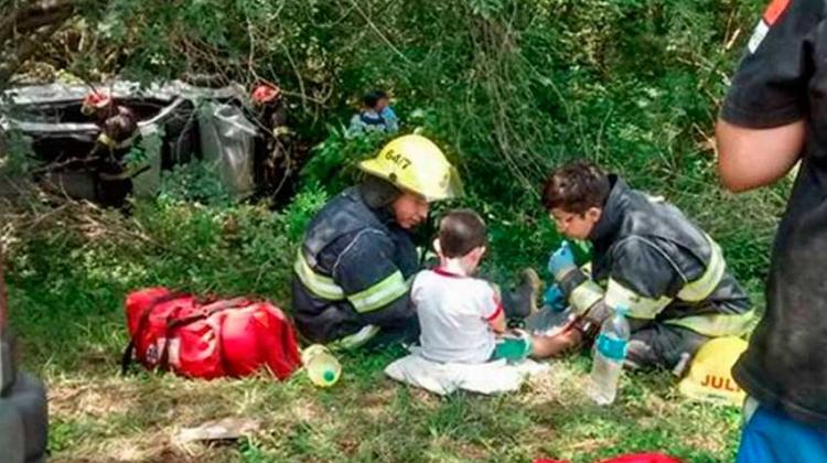 Conmueve gesto de bomberos con un niño en un accidente