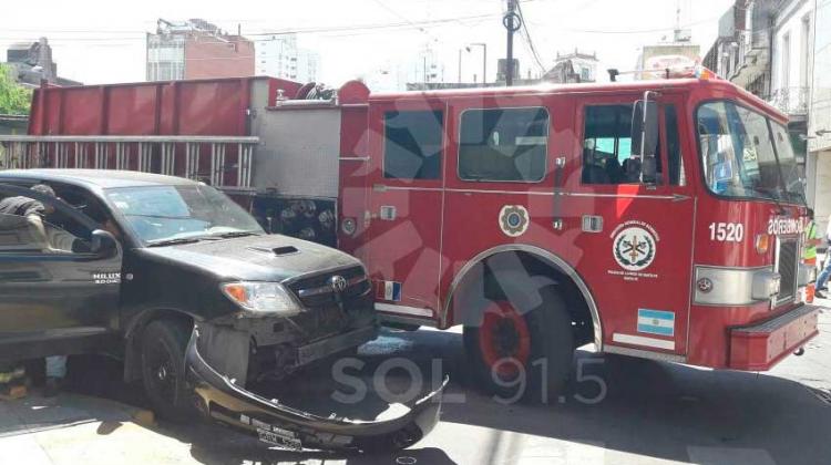 Fuerte choque entre un camión de bomberos y una camioneta