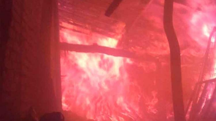 Dos bomberos heridos y 2 casas calcinadas