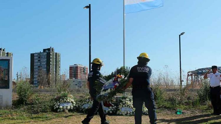 Rinden homenaje a las 10 víctimas del incendio de Iron Mountain