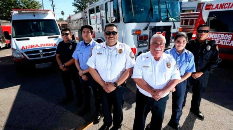 Suman máquinas extinguidoras y ambulancias a bomberos