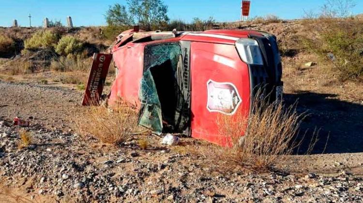 Tres bomberos heridos al volcar por la mala maniobra de otro vehículo