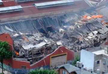 Sirenas y banderas a media asta por los bomberos muertos en Barracas