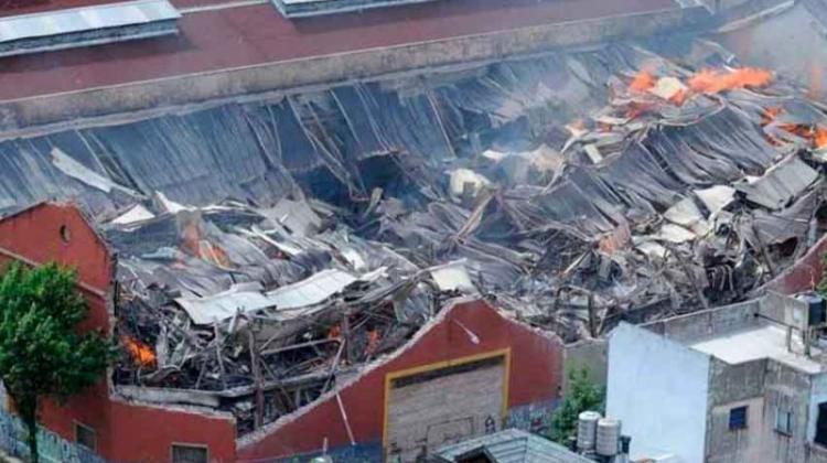 Sirenas y banderas a media asta por los bomberos muertos en Barracas