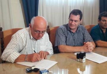 Municipio firma convenio para hacerse cargo del cuartelero de Bomberos