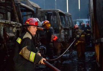 Incendio destruyó 14 camiones de recolección de basura