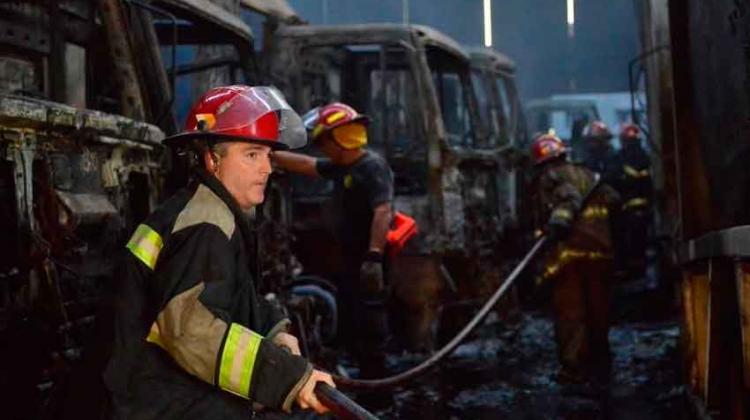 Incendio destruyó 14 camiones de recolección de basura