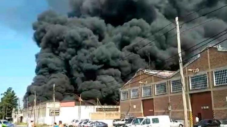 Incendio con pérdidas totales en un depósito de Florencio Varela