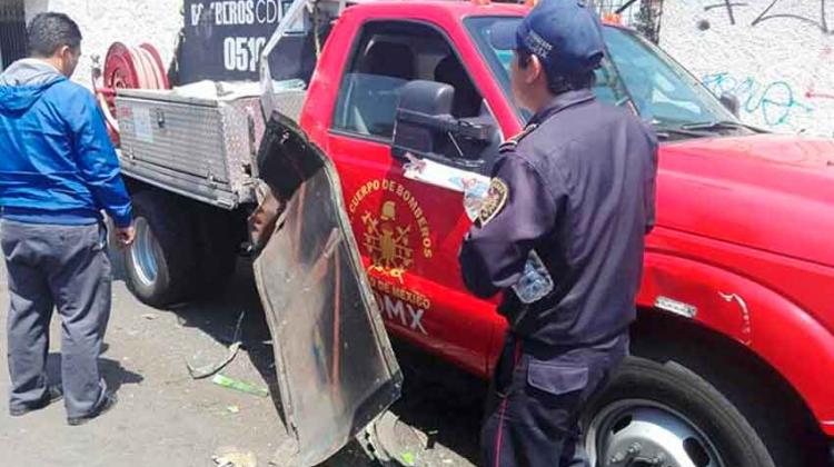 Choque entre micro, patrulla y bomberos deja destrozos