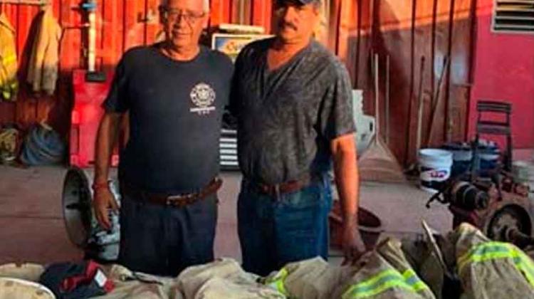 Bombero de Texas dona uniforme a Bomberos Manzanillo