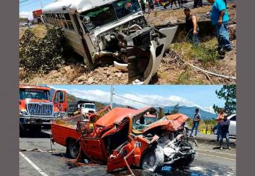 Fuerte colisión entre autobús y un vehículo de los bomberos